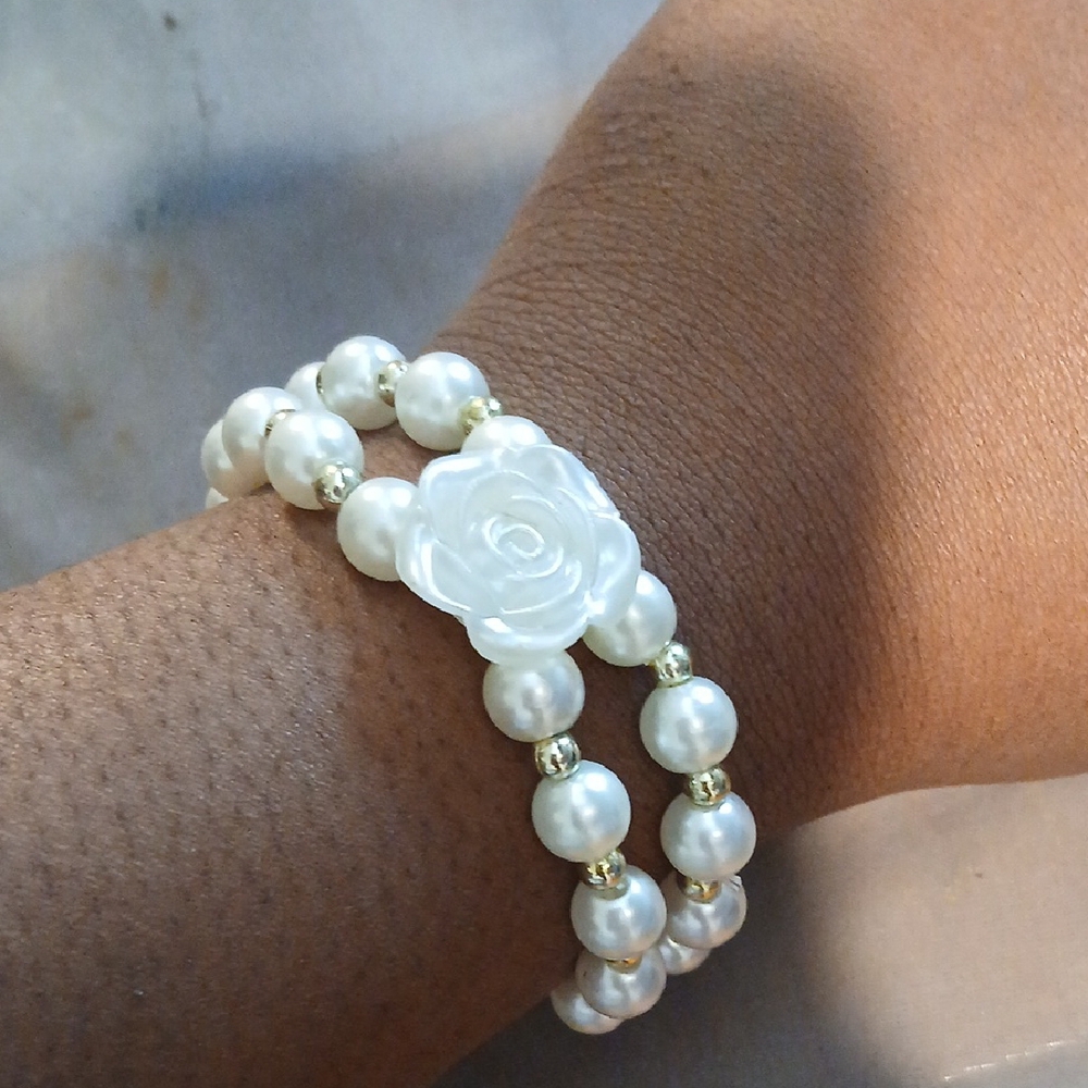 Elegant Pearl and Gold Beaded Bracelet
